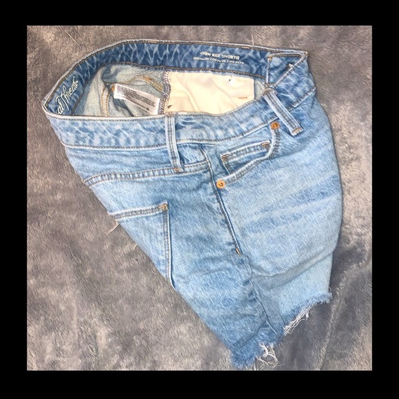 Universal Thread High Rise Shortie High Waisted Light Wash Jean Shorts Sz 2/26R - Picture 11 of 16
